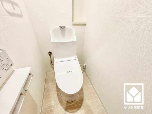 明るく清潔感溢れるトイレです。温水洗浄便座付きで、季節を問わずいつでも温かい便座をお使いいただけます。
