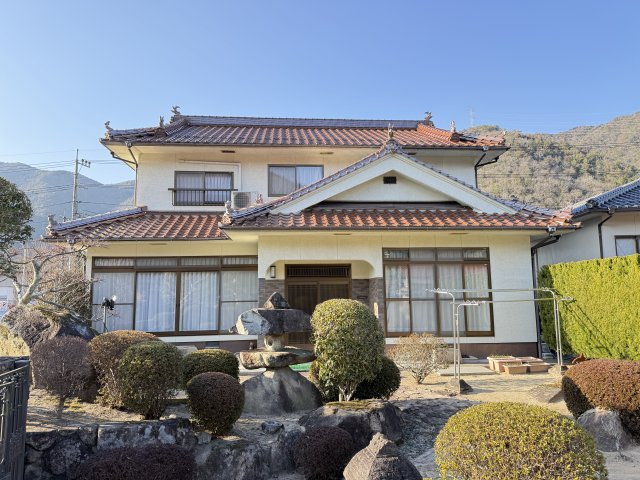 重厚感ある瓦屋根が印象的な和風住宅。堂々とした佇まいが風格を感じさせます。南面に大きな窓が配置され、採光も良好。広い庭と一体となった外観は、ゆとりある暮らしを想像させる魅力的な住まいです。