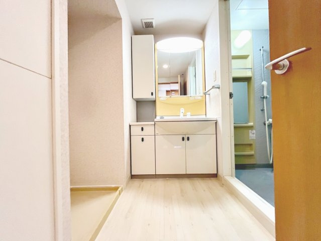 独立洗面台、小物を置くことができて便利です