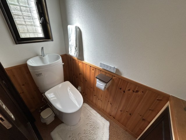 トイレは大きさや形、機能、抗菌性などが異なる多種多彩なタイプが各メーカーから出ています。それぞれに良さがあるため、事前にどういったタイプのトイレがいいのかをご家庭内で決めて、内見に行くといいでしょう。