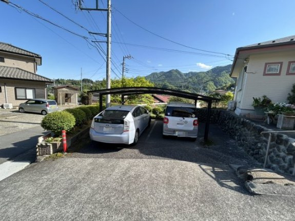 駐車場と明記されていても、最小スペースでつくられた駐車場だと大型車は駐車できなかったり、出入りしにくくなったりする可能性があります。お車のサイズと購入したい物件の駐車場のサイズを現地で確認しましょう。