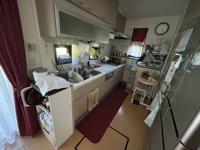 標準的なシステムキッチンの横幅は、165cm～300cm程度です。2100・2400・2550・2700などミリ単位で表記されます。普段どのように料理をするのかを想定しながら合ったサイズを選びましょう