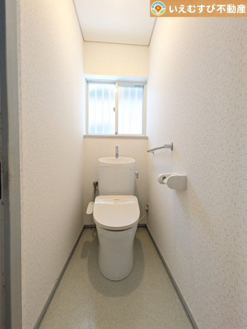 シンプルで清潔感のあるトイレ　窓付きで明るく、お掃除しやすいシンプルな空間♪