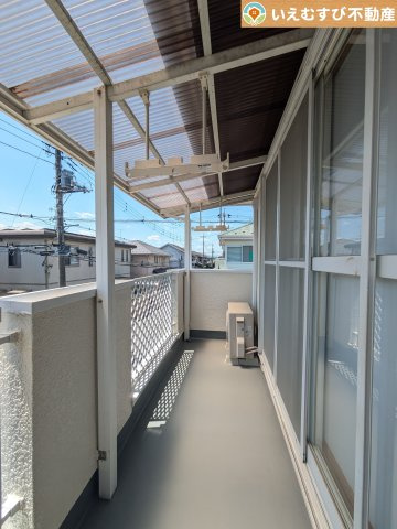 南バルコニーで毎日のお洗濯もラクラク快適　しっかり太陽の光が降り注ぐ南向きなのでお洗濯物が乾きやすい♪