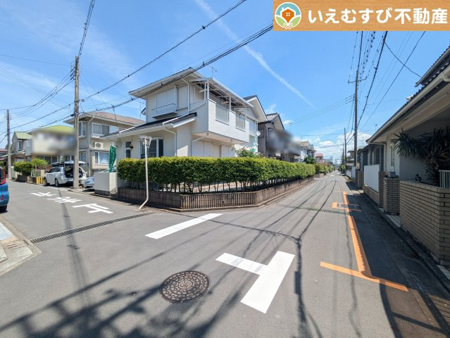 南西角地で開放的　ゆとりの広さの前面道路でお車の出し入れ楽々♪南西角地で日当り良好！