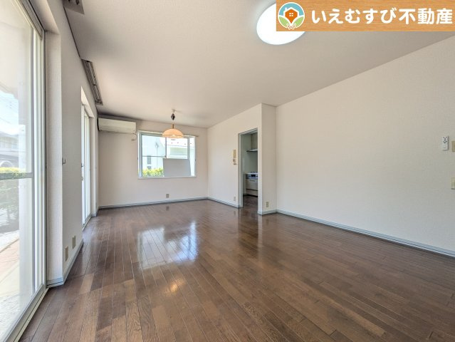 開放感と家族との距離感にこだわったＬＤＫ　採光たっぷりのリビングで休日には家族みんなでくつろげそうですね♪