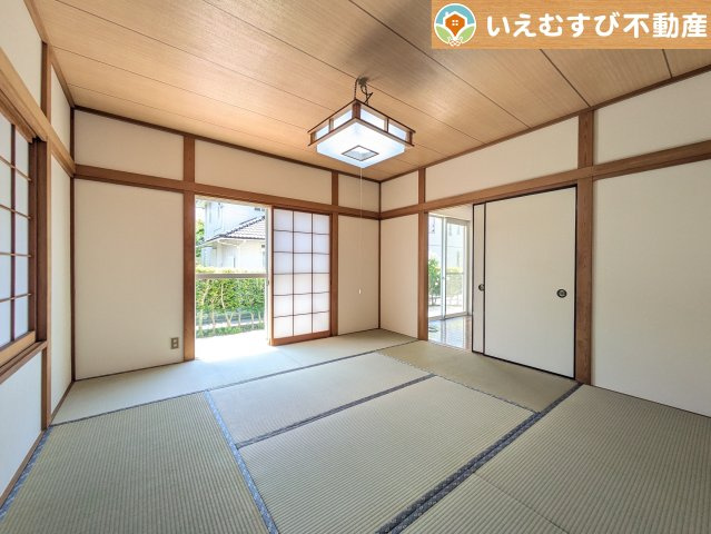 8畳の和室は小さなお子様のお世話に大活躍　和室がLDK横なのでちょっとした休憩等くつろぎスペースに活躍しそうですね♪
