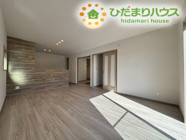 窓から差し込む陽光が室内を明るく照らす、居心地の良いリビングダイニングです！奥行きのある空間のため、ダイニングテーブルやソファを配置しても、家族がのびのびと過ごせる広さをしっかり確保できます♪