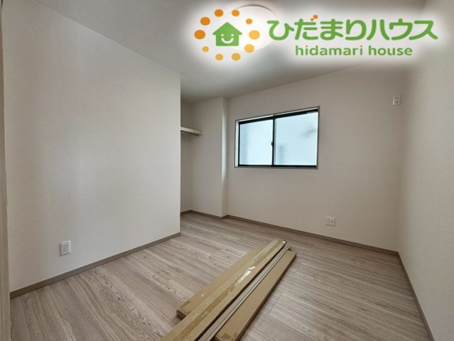 1階リビングの隣に位置する、明るいフローリングが印象的な洋室空間です！スライド扉を開放すればリビングと一体の広い空間として使え、お子様のプレイルームや家事スペースとしても大活躍します！