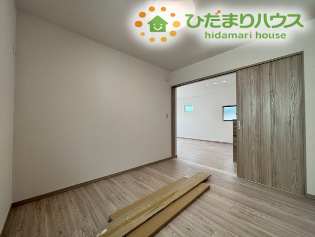 リビングとの間仕切りを閉めることで、独立した1つの個室としても静かに使えます！お昼寝スペースとしてはもちろん、急な来客時の荷物の一時置き場や、リモートワーク用の書斎としてもマルチに重宝します！