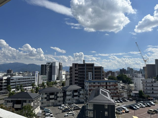 バルコニーからの景色は街並みを一望できます。