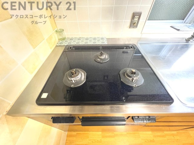 多数の調理器具を同時に使用でき、料理の効率化が可能。省エネで節約になり、様々な料理スタイルに適応できます。また、火力調整が独立しており、手入れや掃除もしやすく、今よりもっとお料理が楽しくなるかも。
