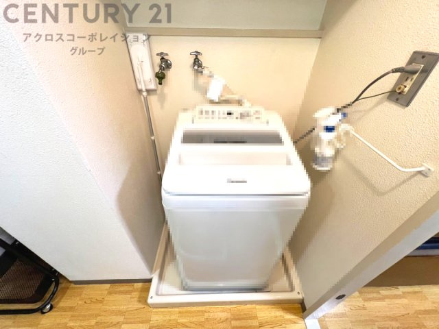洗濯物の仕分け作業がしやすく、整理整頓が容易になります。洗濯音や湿気を他の部屋に持ち込まず、生活環境を快適に保ちます。上部を活用すれば収納スペースを確保でき洗剤や洗濯用品の整理もしやすくなります。