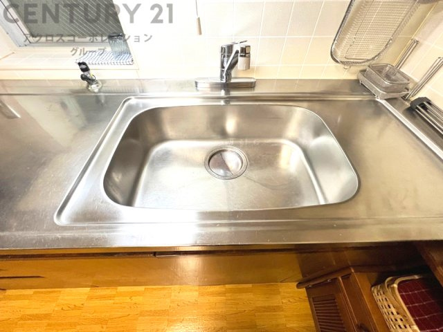 大きなシンクでお鍋などの大きな調理器具を洗う際にも便利です。