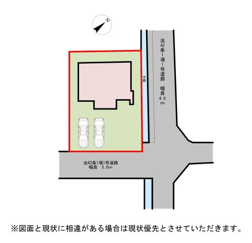 南公道に並列駐車場付き。カーポート2台分に加えて玄関前1台が可能。陽当たり通風良好です。