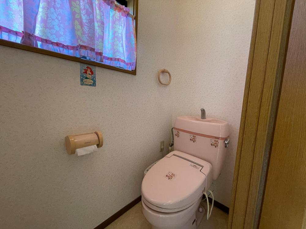 【1階トイレ】　トイレは各階にあり、来客時も使い分けが可能。夜間の利用もスムーズで、暮らしやすさに配慮されています。
