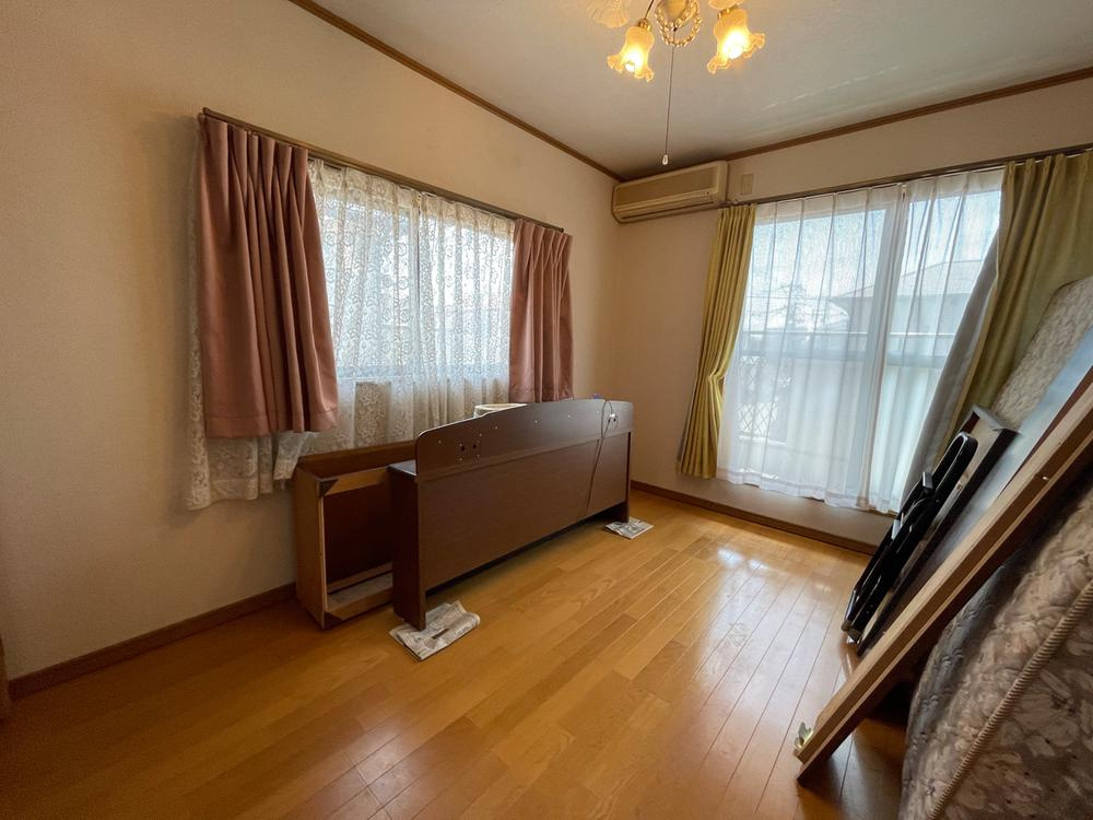 【東側洋室/約6.0帖】　様々なインテリアと相性の良いシンプルな内装デザイン。凹凸が少ないため、家具のレイアウトがしやすく、コーディネートの幅も広がりそうです。