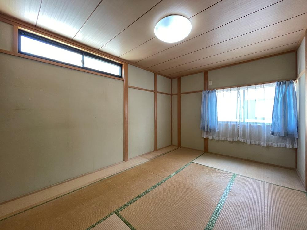 【2階和室/約6.0帖】　2階に配置された独立性の高い和室は、寝室としてもおすすめ◎北側の窓は高窓になっているため、採光を採り入れつつ壁面には家具を壁付けで配置しやすいです。