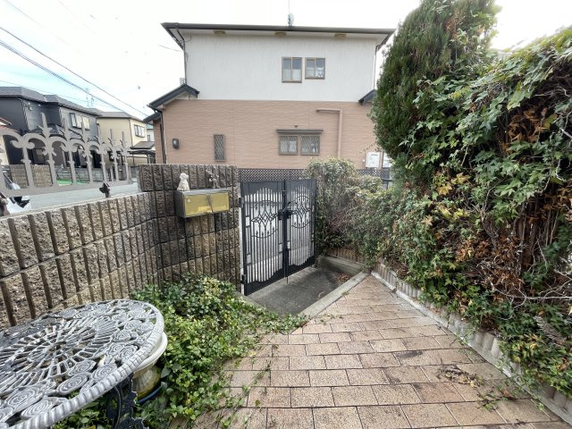 【玄関】　玄関アプローチは広々としており、コンパクトなテーブルを置くゆとりもあります。門扉が設置されており、防犯性にも配慮された設計です。