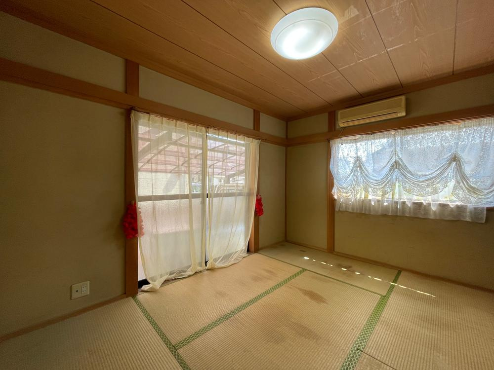 【1階和室/約6.0帖】　南・東の2面採光が確保された、約6.0帖の和室です。廊下とLDKの2WAYアクセスが可能で、客間としても使いやすい空間です。