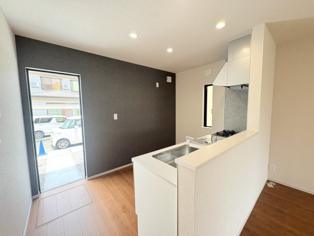 キッチン横から直接外へ出入りでき、ゴミ出しや買い物後の荷物搬入がスムーズです。