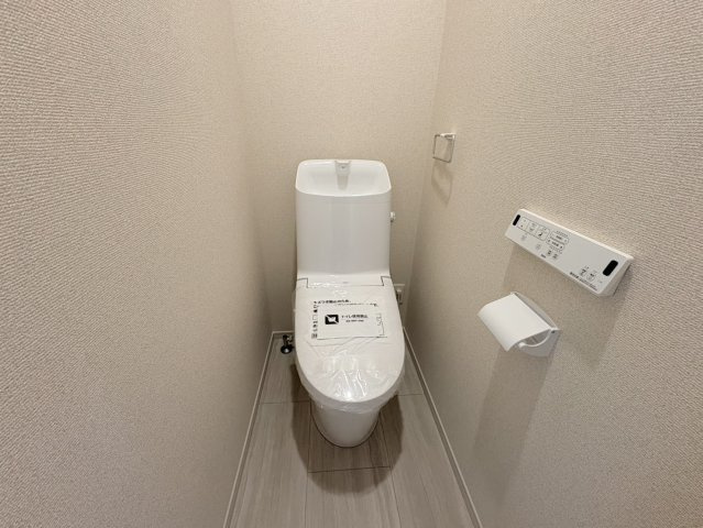 清潔感あふれるホワイト基調のトイレ空間。温水洗浄便座付きで、毎日を快適にサポートします。