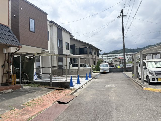 閑静な住宅街に立地。交通量の少ない前面道路で、落ち着いた暮らしを実現できる住環境です。