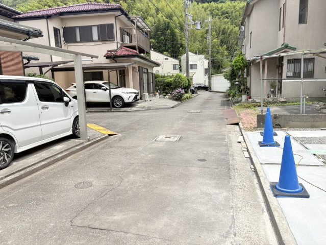 ゆとりある駐車スペースを確保。前面道路も広めで、毎日の車の出し入れがスムーズです。