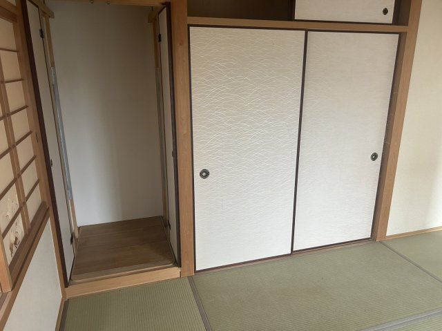 1階和室の仏間と押入です。
