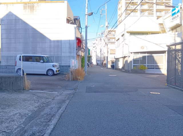 間口も広く、入出庫はスム－ズです。多方面へのアクセス良好です。