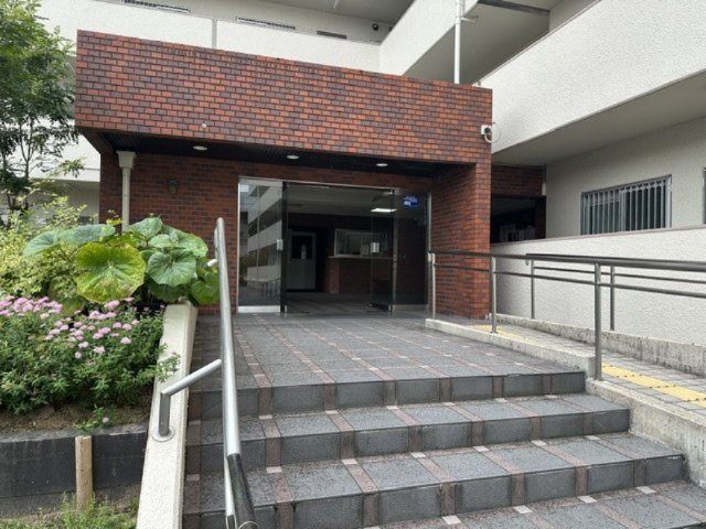 住まう方を迎え入れるエントランス！スロープが設けられており、ベビーカーや車いすでも出入りラクラク。
