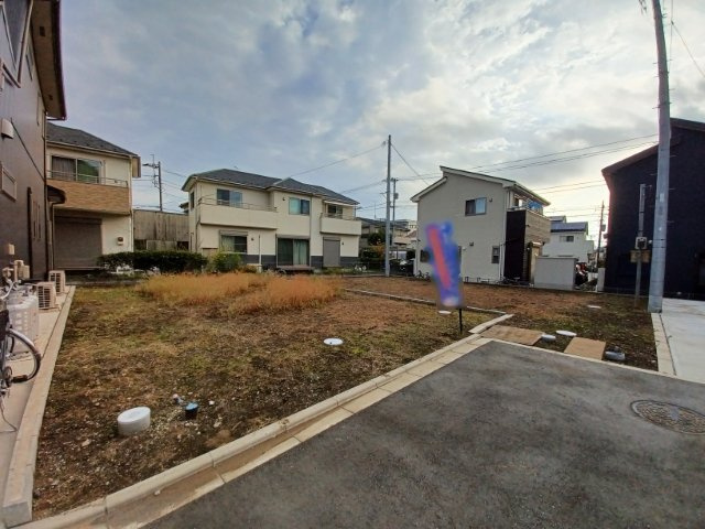 土地の形が極端に長細かったり、狭小地、あるいは道路との高低差がある傾斜地だった場合、後々売ろうとしても買い手がつかない場合もあります。後々、売却することになった時に価値の下がらない土地を選びましょう。