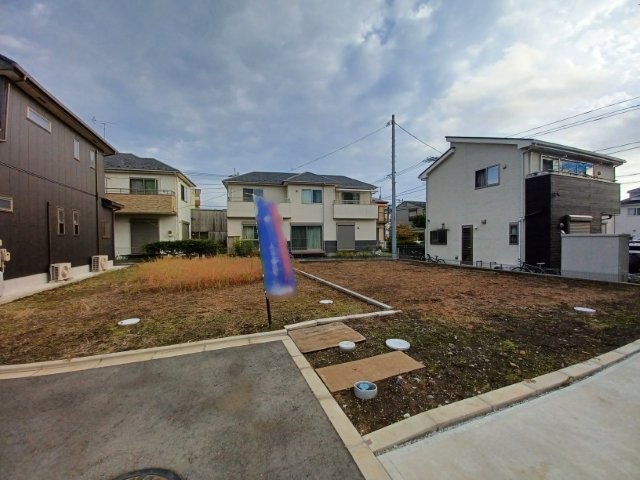 土地の面積＝住宅面積ではありません。建ぺい率の問題などで、土地のある場所によって住宅を建てられる面積は限られています。高さもしかり、「土地」という言葉の中には、建築条件も含まれると考えておきましょう。