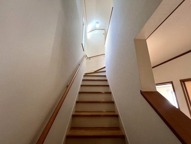 お子様、妊婦さん、ご高齢の方まで助かる手すり付きの階段です