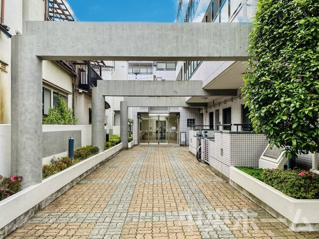 【エントランス】マンションのエントランスは、その物件の印象を決める、顔とも言える場所です。毎日通る場所ですからきれいなのが一番です。