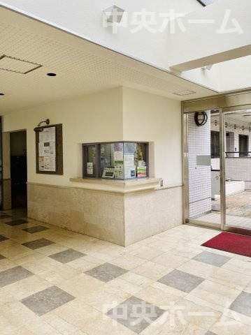 受付(管理人室)。管理会社：株式会社東急コミュニティーに全部委託・管理人は日勤管理です。