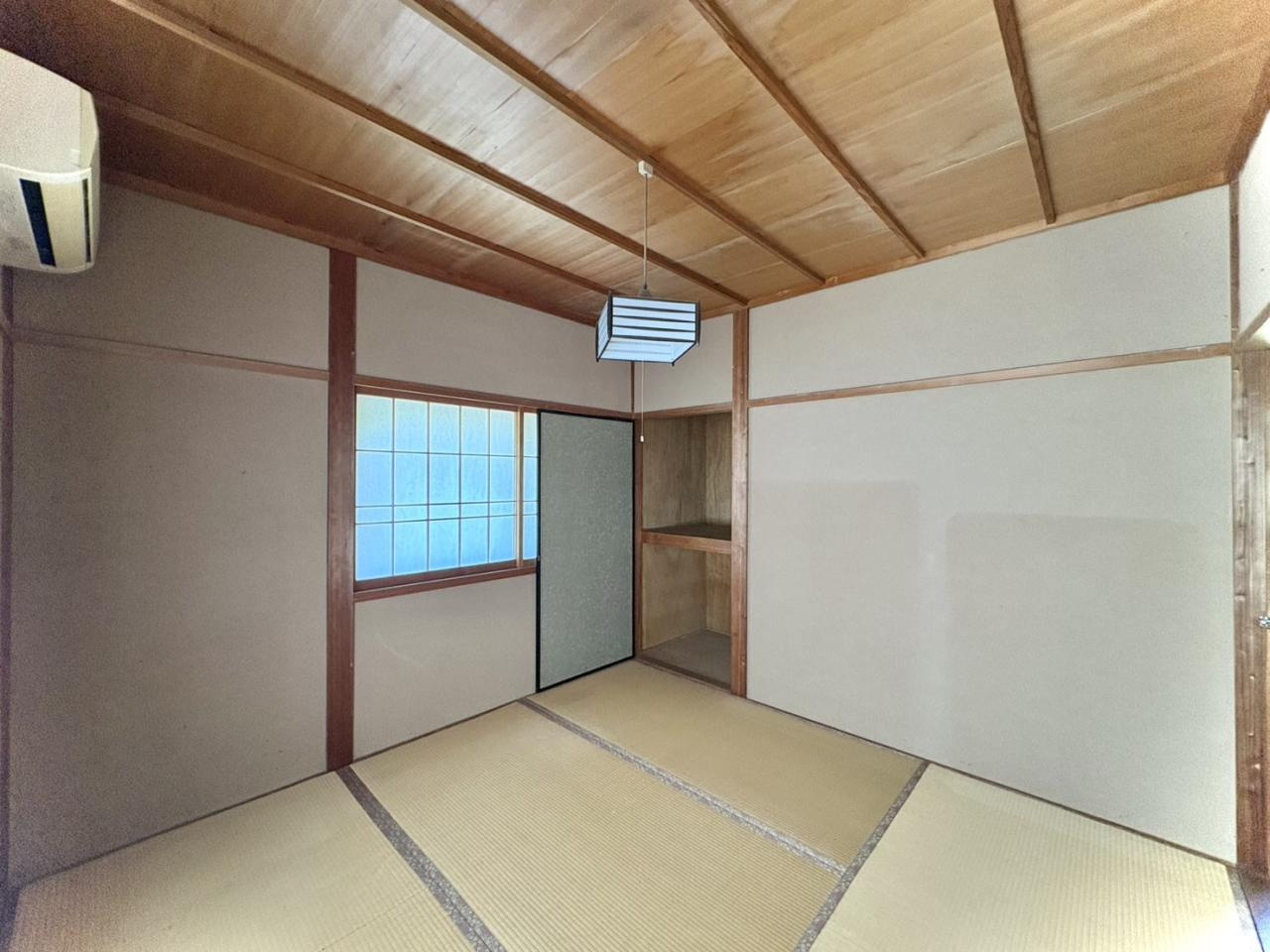 2階東側の和室です。コンパクトな広さながら、エアコン付きで快適に過ごせます。障子窓から柔らかな光が差し込み、独立性が高いため、寝室や書斎として集中できるお部屋です。便利な収納付き。