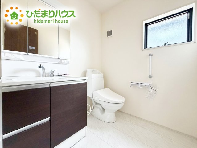 小窓から自然光が優しく差し込む、明るく清潔感のあるトイレ空間です！