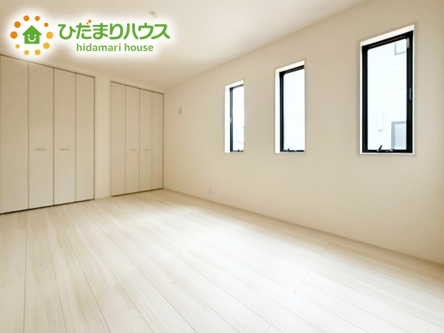 壁紙はシンプルで清潔なホワイトで統一しています。朝の光をたっぷり浴びながら一日をスタート！目覚めは明るくあたたかな場所で。