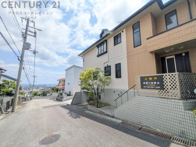 延床面積が164.51平米と、広々としたゆとりある家。部屋数が多い5LDK＋納戸：部屋数が多く、さらに大型ウォークインクローゼットや納戸が2つ（2.5帖・2帖）あり、収納力が豊富です。