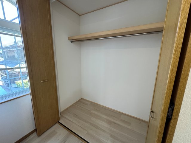 階段を上がった先には、季節用品などの収納にも便利な収納スペースあり！