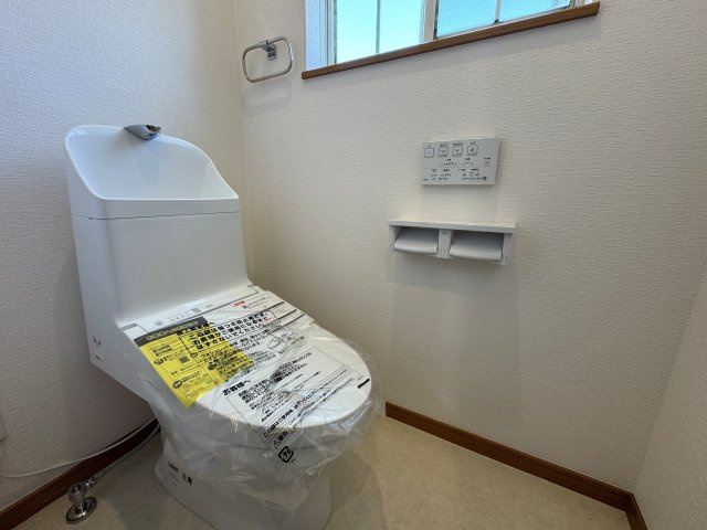1階・2階それぞれのトイレに窓があり、換気がしやすく清潔感を保ちやすいですね。