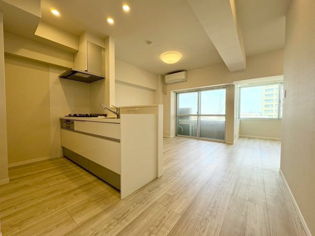 白×木目のやわらかく上品な空気感が広がるLDKです。　開放感のある対面式キッチンで、会話を楽しみながら過ごしている風景を想像できます。