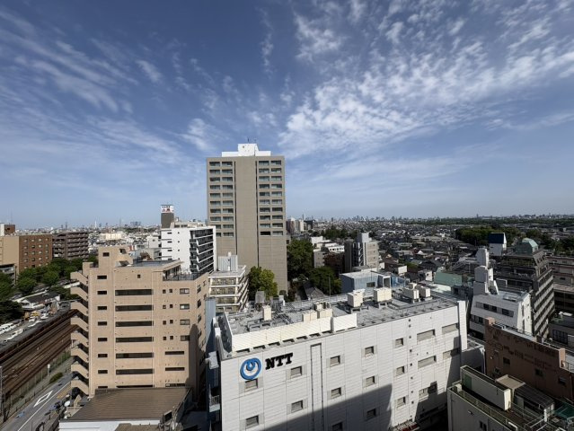 視界が大きく抜けた、開放感のある眺望です。　遠くまで広がる街並みを一望でき、心地よい時間を過ごせます。