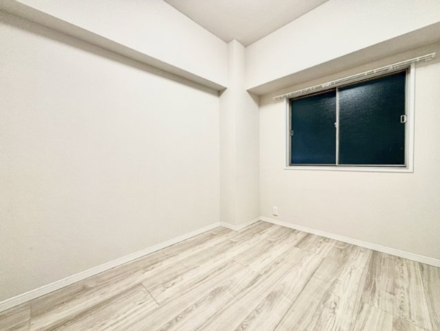 シンプルで落ち着きのある洋室。　家具の配置もしやすく、寝室やワークスペースとしても使いやすい空間です。
