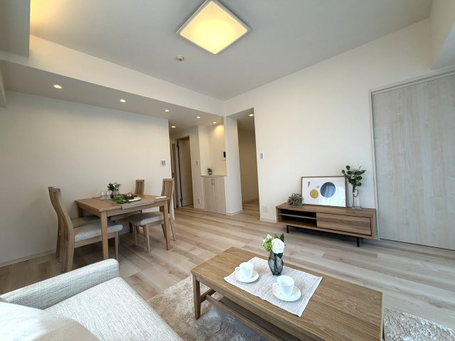 白を基調とした空間に、やさしい木目が映える心地よいリビングダイニング。ダウンライトとやわらかな照明が、ご家族で過ごす穏やかな時間を演出します。