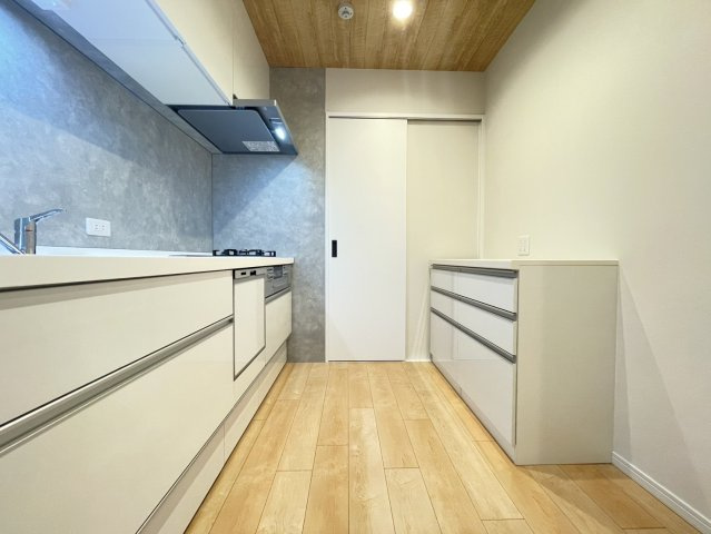 洗面への回遊導線が魅力的です　白＋グレージュでまとめた空間