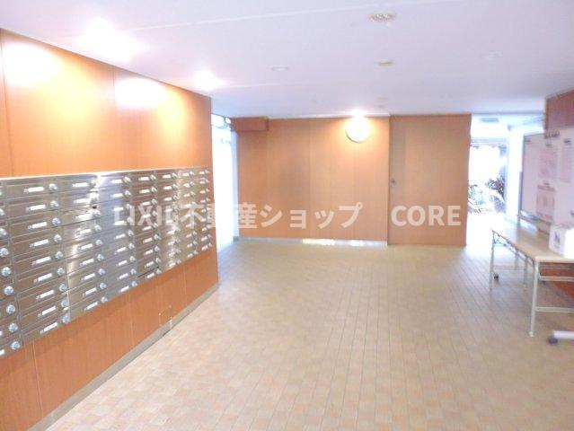 ロビーとは玄関に続く通路を兼ねた広間。共用部分になります。