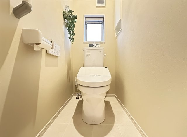 1階トイレは手摺付。立ち座りをサポートし、小さなお子さまからご年配の方まで、安心してお使いいただけます。