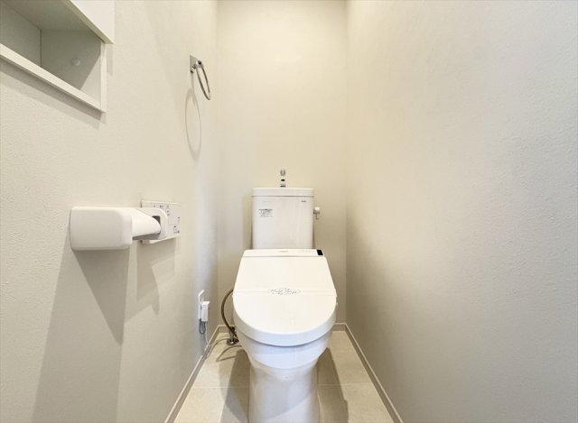 2階トイレ／各トイレは家族を感染症から守る温水洗浄便座や衛生用品の保管にも便利な壁面収納を完備。